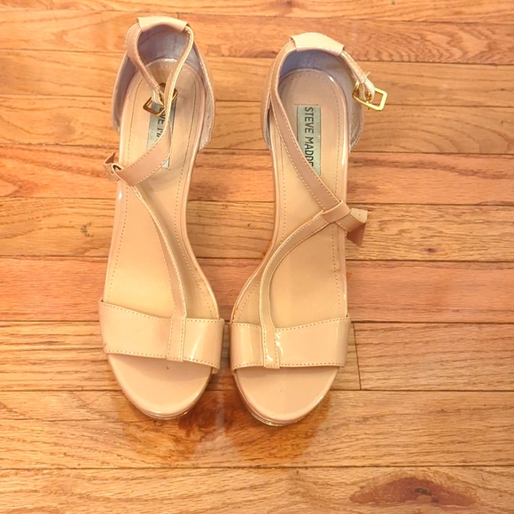 Steve Madden Xtrime Fawn Patent wedged heels with Gold tip - Picture 3 of 4